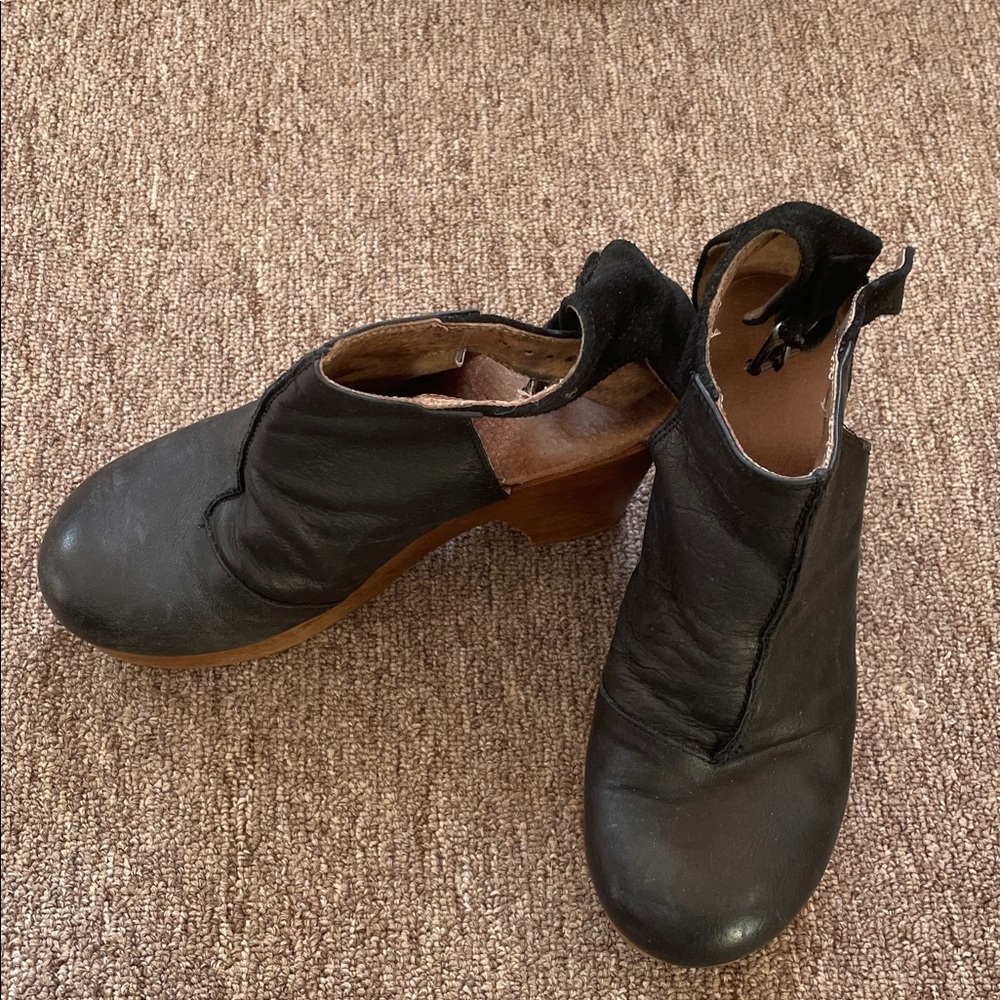 Free People, Amber orchid clogs,  size 7 used - Picture 2 of 8